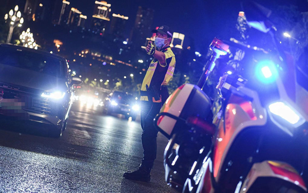 民警在街頭執勤中。南岸警方供圖