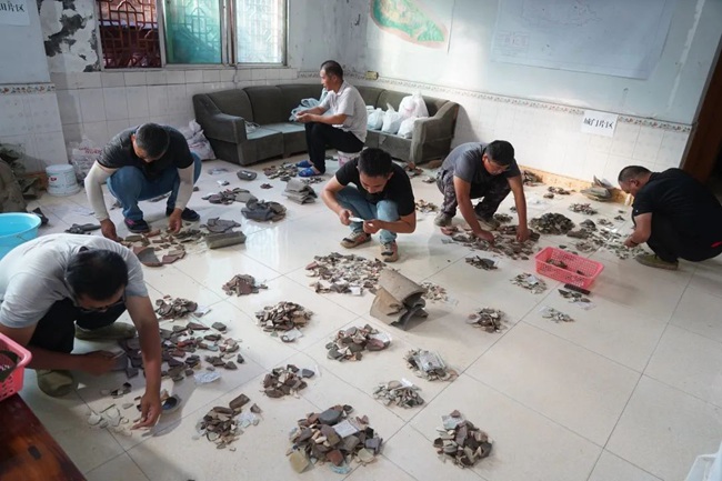 文物拼對修復。重慶市文物考古研究院供圖