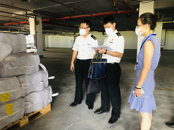 工作人員正對首批入庫貨物進行查驗。楊帆攝
