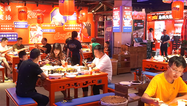 秦媽火鍋線下門店。譚念攝