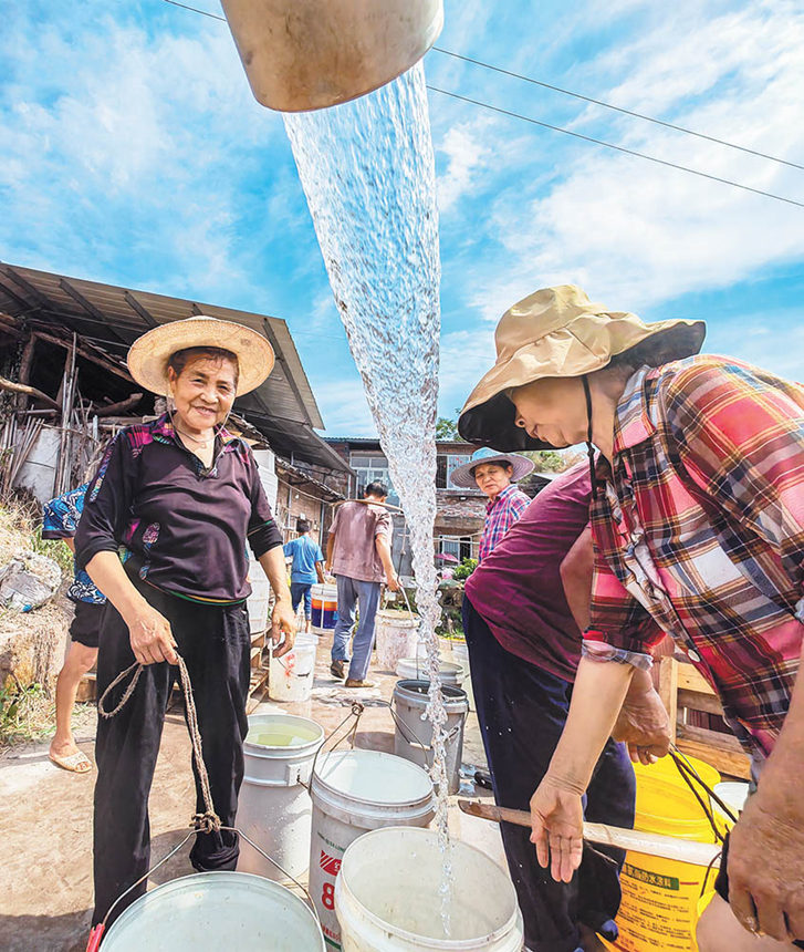 8月15日，北碚區澄江鎮五一村甘家山，村民在集中供水點取水。我市各區縣因地制宜采取蓄水保水、補充水源、分片分區輪流供水及應急送水等抗旱應急措施，保障群眾生活生產用水。首席記者 龍帆 實習生 尹詩語 攝/視覺重慶