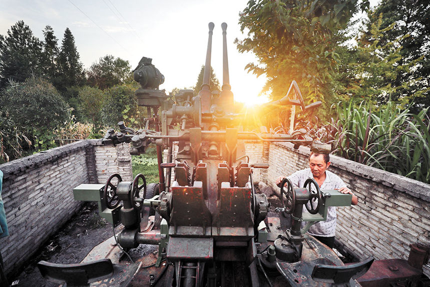 8月16日，石柱石家鄉黃龍村人工增雨炮場，高炮操作人員正在檢查設備。記者 巨建兵 攝/視覺重慶