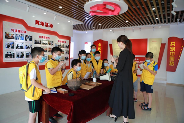 小朋友們聽工作人員講述老物件背后的稅收故事。楊勝男攝