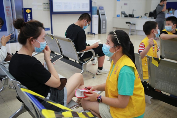 在辦稅服務廳，小朋友們現場采訪辦稅人員。郭睿攝