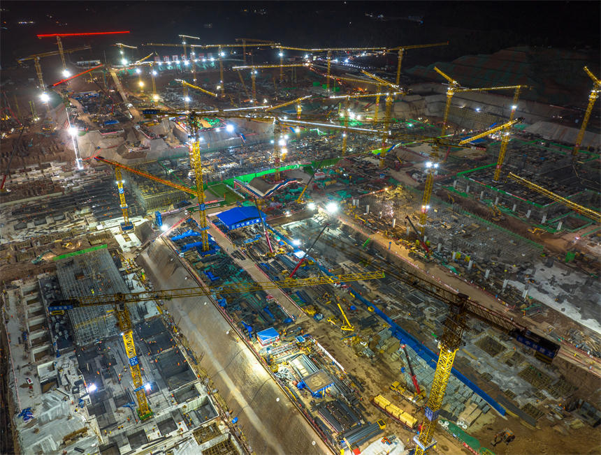 東站項目部采取錯峰作業方式，保障施工進度和員工安全。郭旭攝