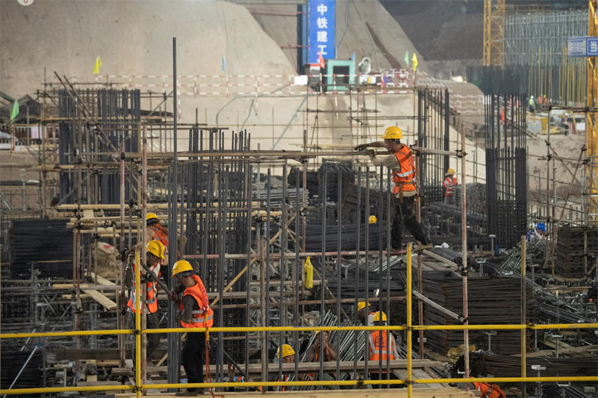 夜色下，重慶東站項目施工現場一片火熱。郭旭攝