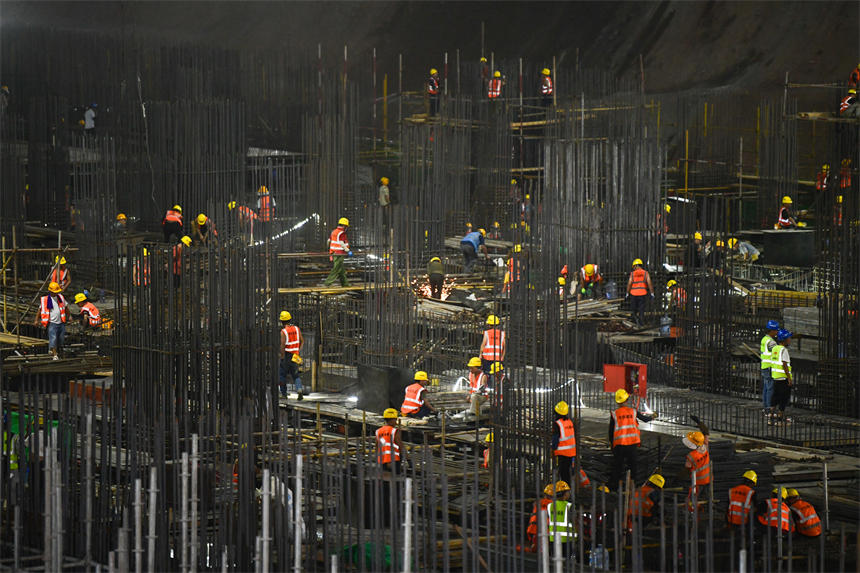 東站項目部采取錯峰作業方式，保障施工進度和員工安全。郭旭攝
