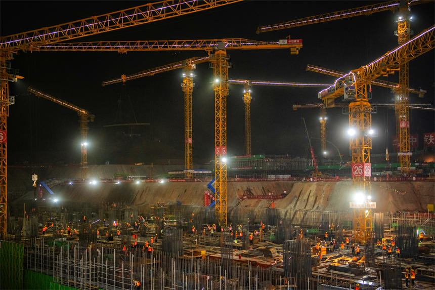 夜色下，重慶東站項目施工現場一片火熱。郭旭攝