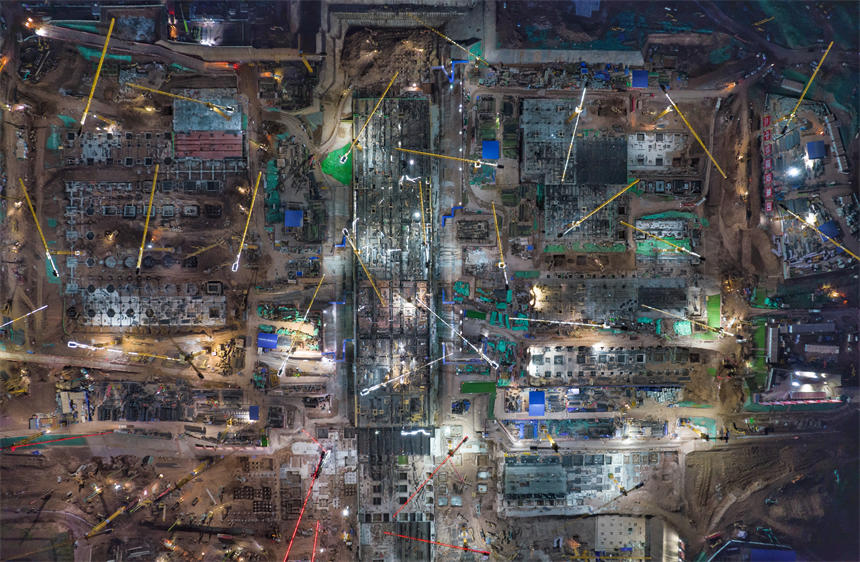 東站項目部采取錯峰作業方式，保障施工進度和員工安全。郭旭攝