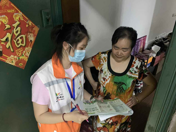 工作人員入戶宣傳垃圾分類。九龍坡區委宣傳部供圖