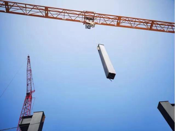 安裝了黑匣子的塔吊正在作業中。重慶高新區建設局供圖