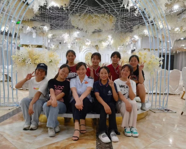 楊霞與勤工儉學的孩子們合影。受訪者供圖