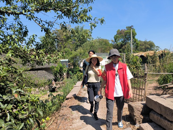 黨員干部手持“小喇叭”走村入戶宣傳森林防火。接龍鎮供圖