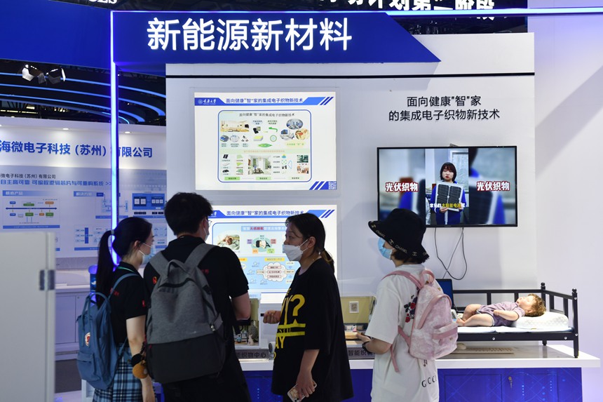 2022智博會重慶大學展廳，工作人員介紹新能源新材料。鄒樂攝