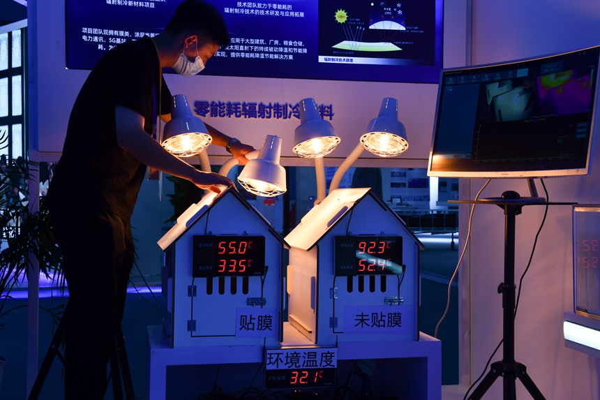 高科技防暑降溫“神器”亮相2022智博會，使用“零能耗輻射制冷超材料”，在同等光照使用環境下，可大大降低屋頂和室內的溫度。鄒樂攝