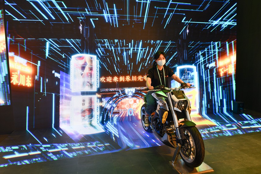 在2022智博會重慶展館內，體驗XR擴展現實拍攝技術。鄒樂攝