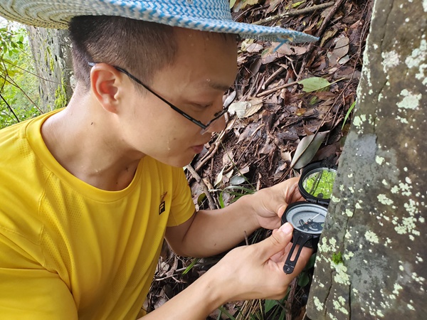 《高溫烈日下駐守地質隊員排查危巖》。6月27日，萬州區陳家壩街道，南江地質隊駐守地質隊員廖學海頂著40℃的高溫排查危巖。陳昊攝