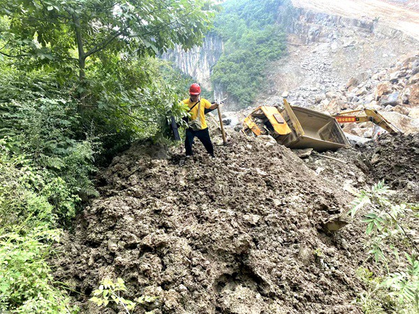 《滑坡調查監測選點》。6月24日，巫溪白鹿鎮中壩村湖塘滑坡，重慶地研院技術人員正在進行滑坡調查，選取地質災害監測點。鄧朝松攝