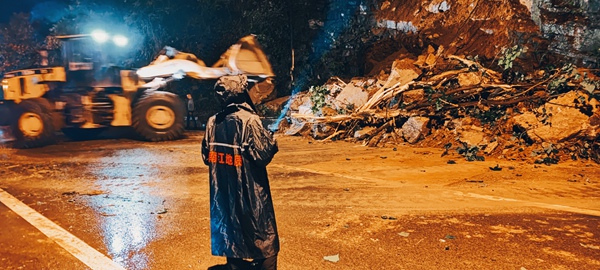 《迅速處置》。6月26日，凌晨2時，國道319涪陵區烏江村1組境內一邊坡發生垮塌導致道路阻斷，南江地質隊駐守地質隊員唐長江立即趕往現場進行應急處置并指導排險。向棋攝