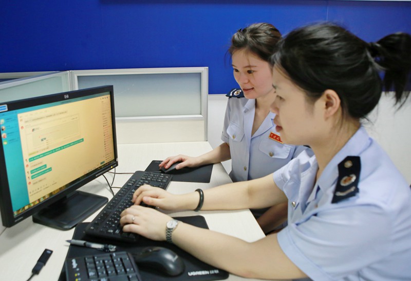 重慶市北碚區二級12366納稅繳費服務熱線工作人員通過稅企QQ群，遠程協助納稅人辦理留抵退稅申請。楊蔓攝