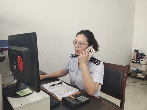 重慶市銅梁區稅務局貨物和勞務稅科副科長青建昌電話解答企業留抵退稅相關業務咨詢。 殷淑雅攝