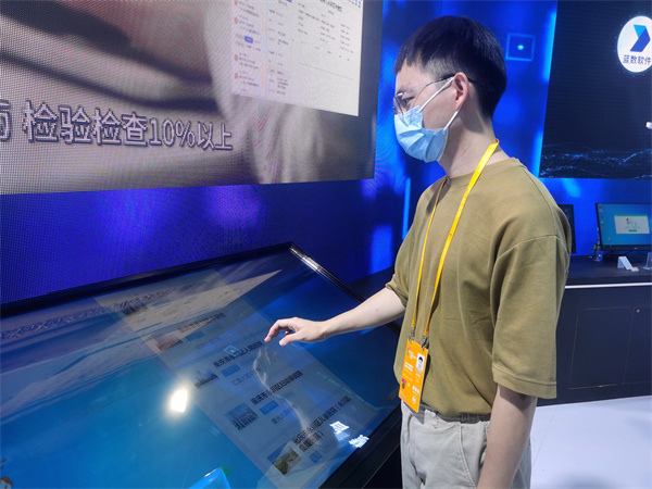 講解員介紹健康永川公眾號如何使用。徐雯瑄攝