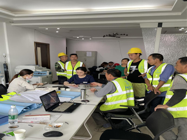 工作人員為農民工提供上門開卡服務。恒豐銀行重慶分行供圖