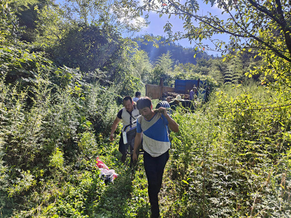 工作人員搭建水管引水源。巫溪縣委宣傳部供圖