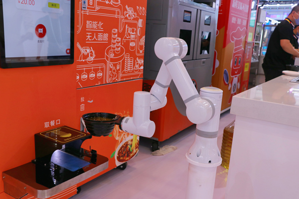 “智廚娘”機器人制作牛肉面。胥世鵬攝