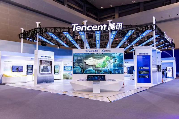 在騰訊西南總部展區，產業互聯網、智慧交通、智能制造、騰訊云智能等多個領域的前沿科技集中亮相。重慶市稅務局供圖