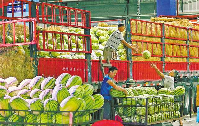 渝北海領國際農產品交易中心，搬運工正在搬運西瓜。首席記者 龍帆 實習生 尹詩語 攝/視覺重慶