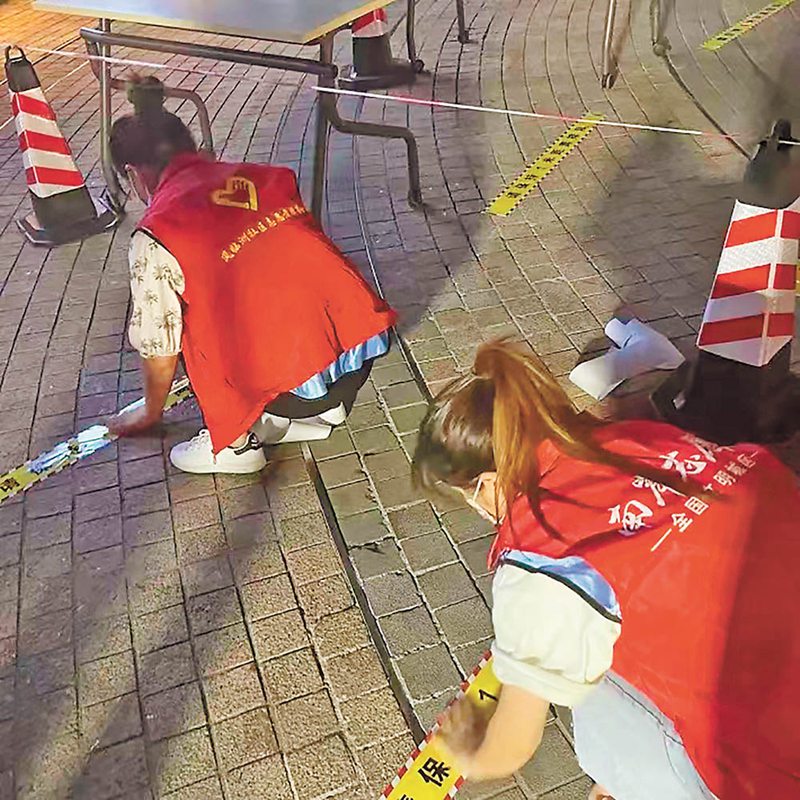 8月23日，南岸區志愿者抓緊時間鋪設一米間隔線。（南岸發布供圖）