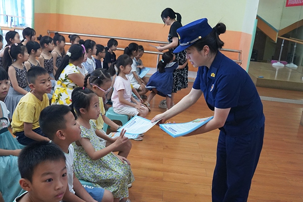 消防宣傳人員向孩子們布置“家庭消防作業”。雙橋經開區消防救援大隊供圖