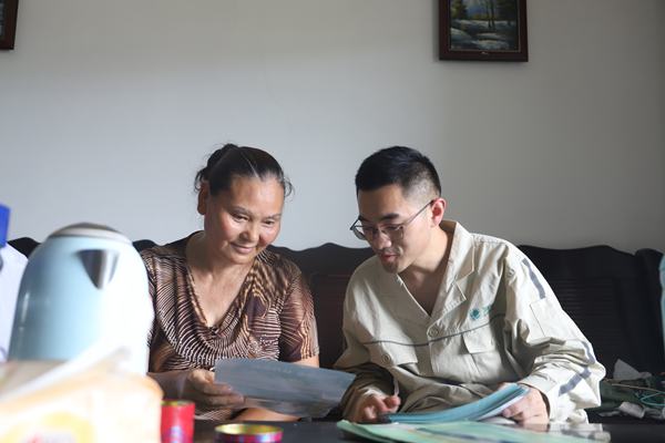 入戶宣傳。忠縣縣委宣傳部供圖