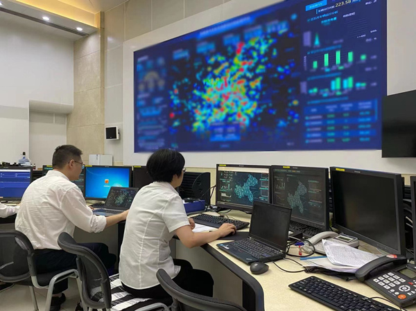 國網重慶電力負荷管理中心值班員監控全市的負控數據。賀婷婷攝