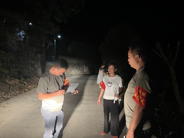 趙光忠妻子方志秀跟著巡邏。姜家鎮政府供圖