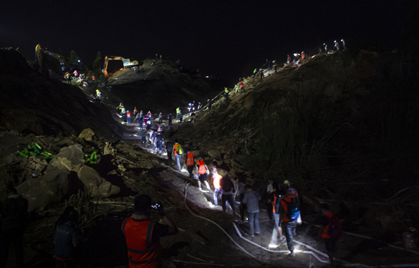 全體救援人員均已集結在八角池森林防火阻隔帶。馮平攝