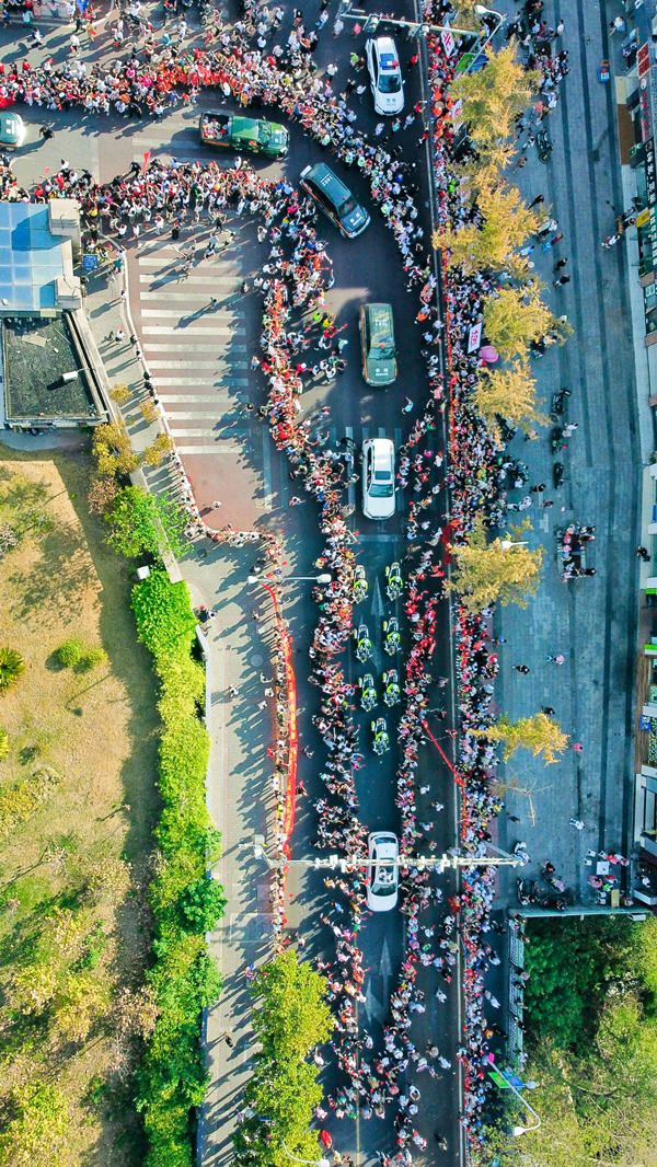 8月28日，重慶市民歡送云南森林消防員。楊堅攝