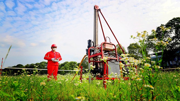 試驗中的遠程操作山地鉆機。西南物探分公司鉆井工程中心供圖