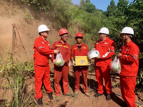 鉆井工程中心及工程隊相關負責人履職期間到一線送清涼。龍隆攝