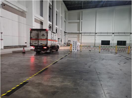 醫廢垃圾運輸車輛駛入專用卸料區