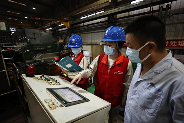 電力公司員工助力企業復工復產。國網重慶市電力公司供圖