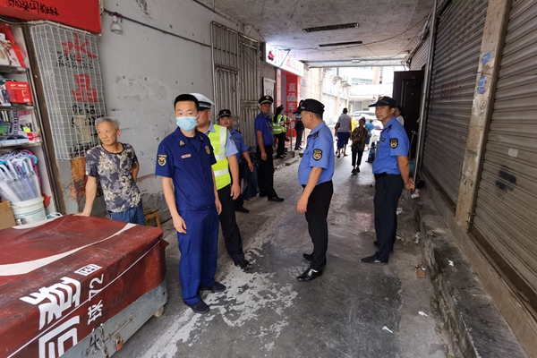 消防車通道專項整治行動現場。銅梁區消防救援支隊供圖