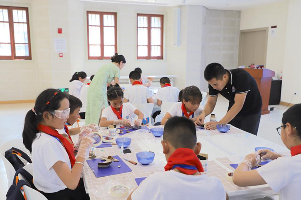 小朋友們在做手工。中建八局供圖