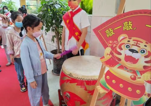 新同學敲立志鼓。銅梁區實驗二小供圖