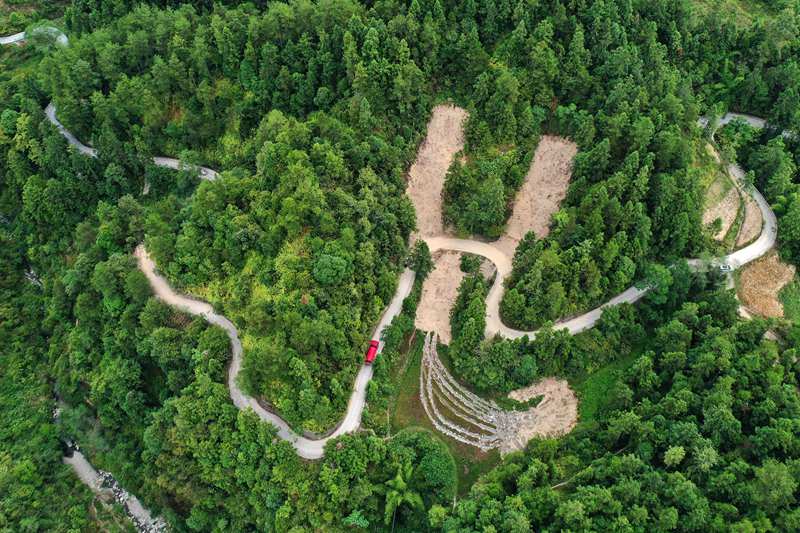 一輛抗旱保供水送水車行駛在山路上。楊敏攝