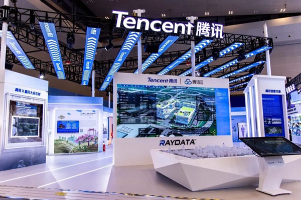 智博會騰訊展臺展示數字技術。騰訊供圖