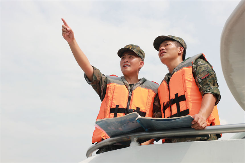 老兵為戰友講解航道情況。安宇梁攝