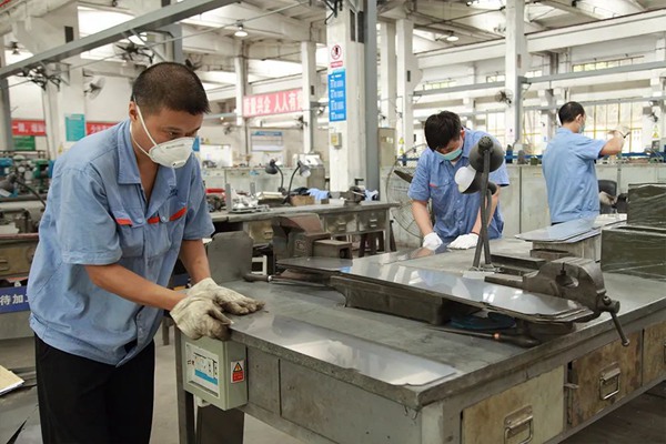 建安公司制造中心員工克服困難堅守崗位，圓滿完成了526C、533產品的生產目標。重慶機電集團供圖