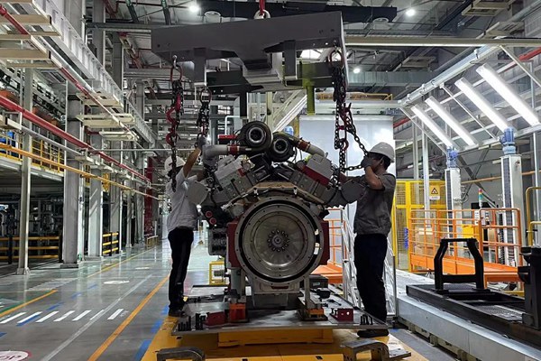 重慶康明斯全面復工首日，兩江基地大馬力19升、38/50升裝配線分別完成6臺和5臺生產任務，測試油漆整車線完成18臺生產任務，打響復工復產后的第一槍。重慶機電集團供圖